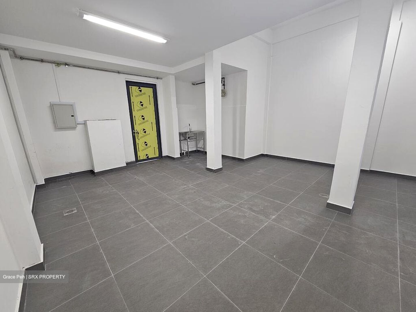 Connexion (D8), Retail #500789391